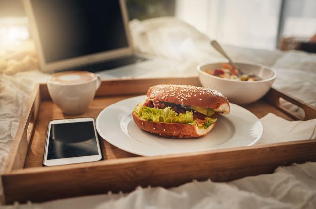 Le burger est l'option la plus populaire dans le monde (40 %) sur les cartes de room service, et arrive à la deuxième place en France