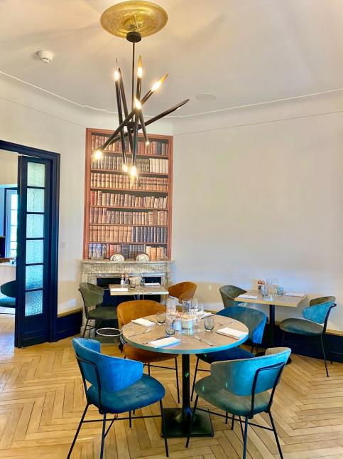 La salle du restaurant compte une cinquantaine de couverts