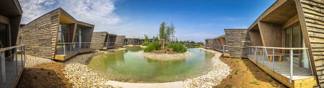 Le Village Ecolodgee, dans le parc de loisirs du Futuroscope.