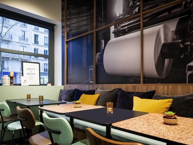 Salle de petit déjeuner de l'ibis Styles Paris Gare de Lyon Bastille, un hôtel sur le thème de l'imprimerie.