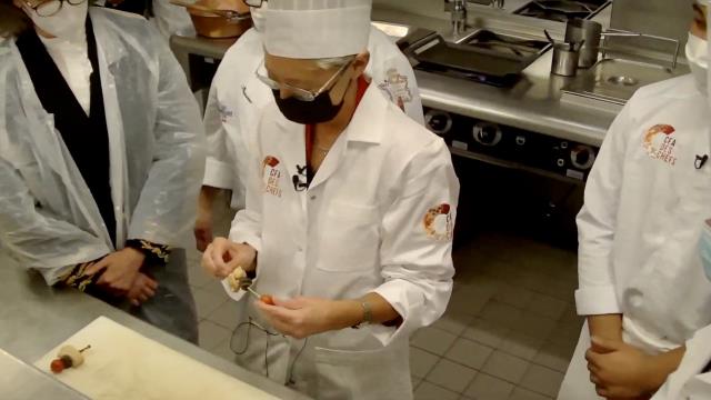 11 janvier 2022 : les apprentis du lycée-CFA Belliard, à Paris (XVIIIe), préparent des brochettes avec Élisabeth Borne, alors ministre du Travail, de l'Emploi et de l'Insertion.