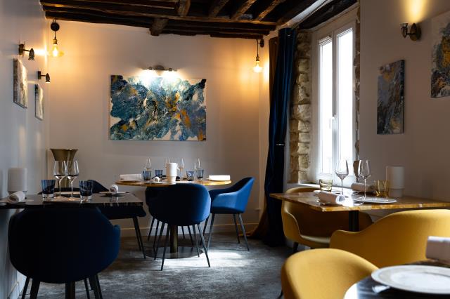 L'intérieur du restaurant Ochre de Baptiste Renouard, avec le code couleur ocre et bleu.