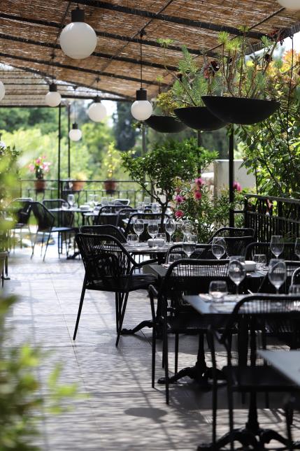 La terrasse ombragée, loin du tumulte cannois, du Bistrot des Anges.