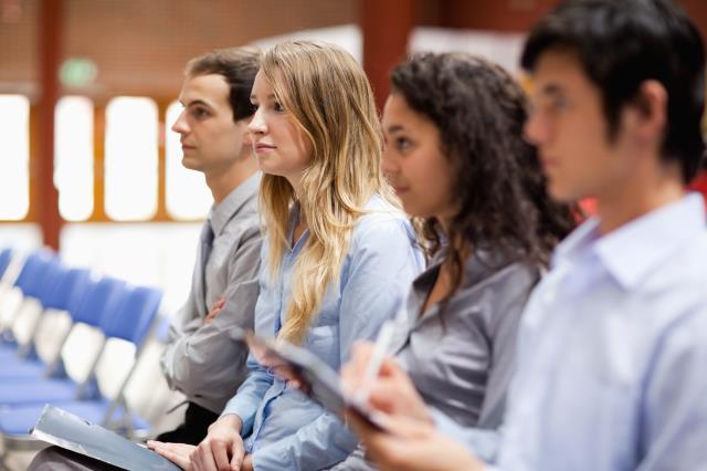 Peu de temps pour convaincre et beaucoup de concurrents sur place... L'entretien lors d'un salon de recrutement mérite de bien se préparer en amont