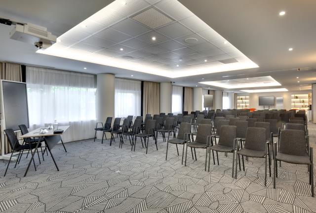 210 m2 d'espaces de séminaires sont mis à disposition de la clientèle affaires.