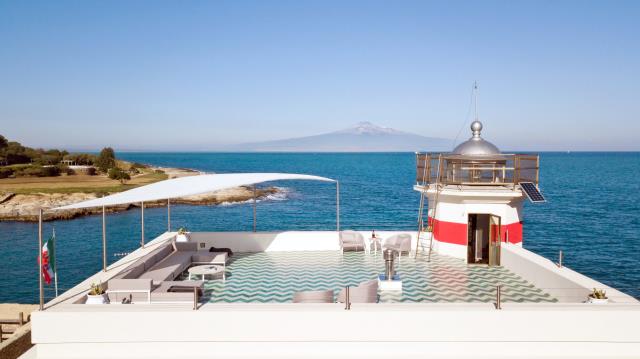 On accède sur la terrasse via la lanterne du phare, toujours en fonctionnement. On peut y prendre un apéritif avec vue sur l'Etna.