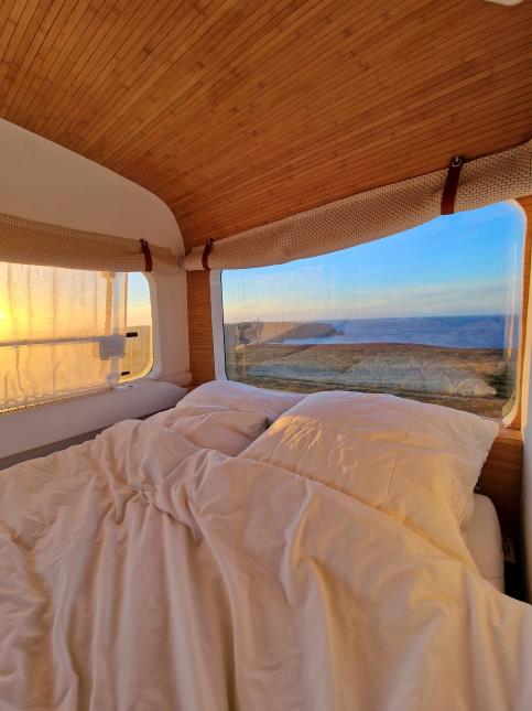 Le Chill Bus peut accueillir huit personnes en demi-pension.