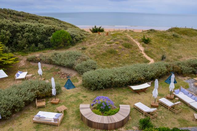 La vue sur la dune et la plage de la Rémigeasse est l'une des forces de l'hôtel Le Grand Large, à Dolus-d'Oléron.
