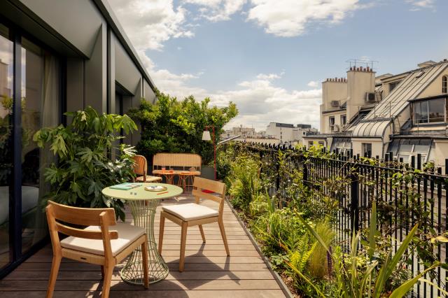 Le balcon d'une chambre supérieure de l'hôtel La Fantaisie, à Paris (IXe).