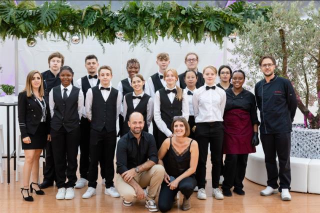 Emilie et Julien responsable d'Aveyron Events accompagnés de l'ensemble des professeurs encadrants et des stagiaires.