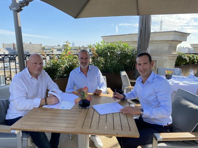 De gauche à droite : Thierry Charrier, chef des cuisines du ministère de l'Europe et des Affaires étrangères, au centre Stéphane Ankaoua, CEO d'ePack Hygiene et Romain Besseron, chef des cuisines de l'Hôtel Matignon et du Premier Ministre.