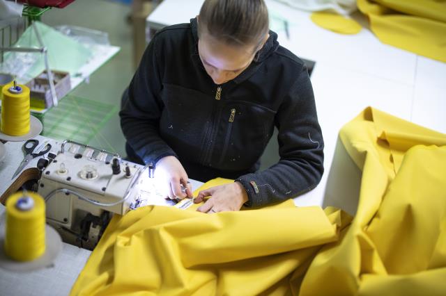Les couturières s'affairent à confectionner les toiles de parasols et de coussins. Elles changent souvent de postes (assemblage de toiles, la fermeture éclair, apposer le logo Vlaemynck…). Elles sont très polyvalentes.