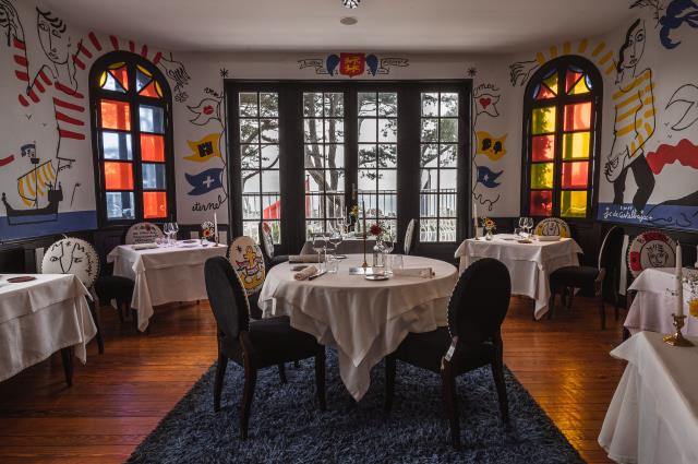 La salle du Donjon, le restaurant gastronomique du Domaine de Saint-Clair, à Étretat (Seine Maritime).