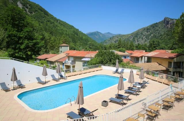 Piscine extérieure du Refuge des sources, à Digne-les-Bains.