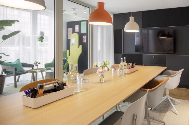 Une salle de réunion de l'hôtel Zoku Paris.