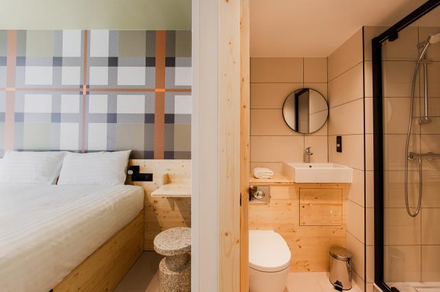 Bois et matériaux recyclés dans la chambre bas carbone imaginée par l'agence Saguez, dans l'Easyhotel d'Aubervilliers.