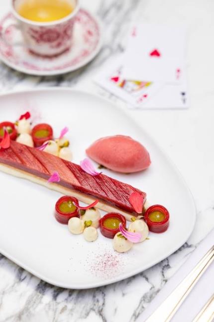 Fleur d'oranger, rhubarbe et pistache, dessert de la chef pâtissière Hélène Kerloeguen, au Prince de Galles.