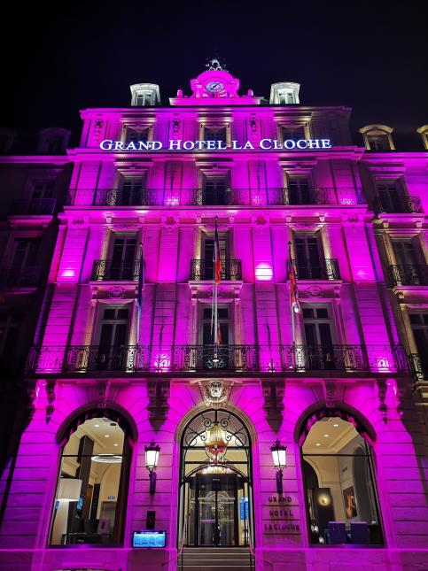 La façade du Grand Hôtel La Cloche se pare de rose en octobre