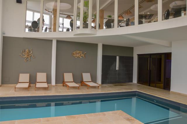 Au-dessus de la piscine intérieure se situe le nouveau restaurant gastronomique, dont la carte a été imaginée par le chef MOF 2023.