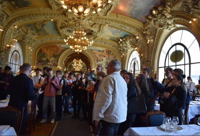 Elèves et professeurs du lycée Rabelais de Ifs au restaurant Le Train Bleu