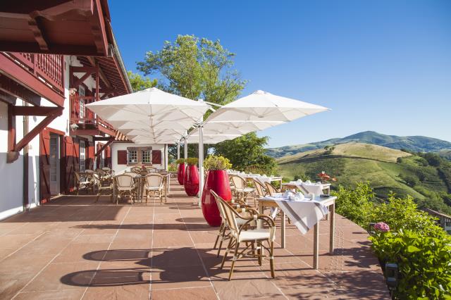 Le restaurant (qui bloque le nombre de couverts à 40) dispose d'une grande terrasse ouverte sur la nature