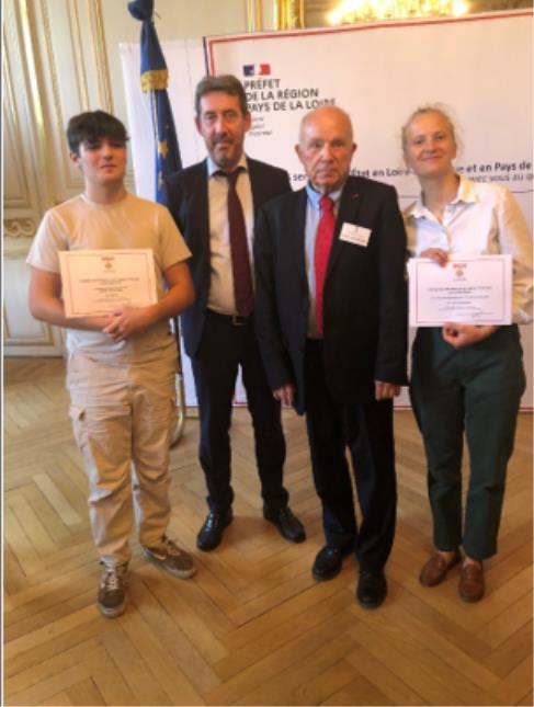 De gauche à droite : Yoni Audion, M. Fabrice Rigoulet-Roze (Préfet de la Région Pays de La Loire),Jeanne Durand                                                                    M. Lecointre (Président de la SMLH44),