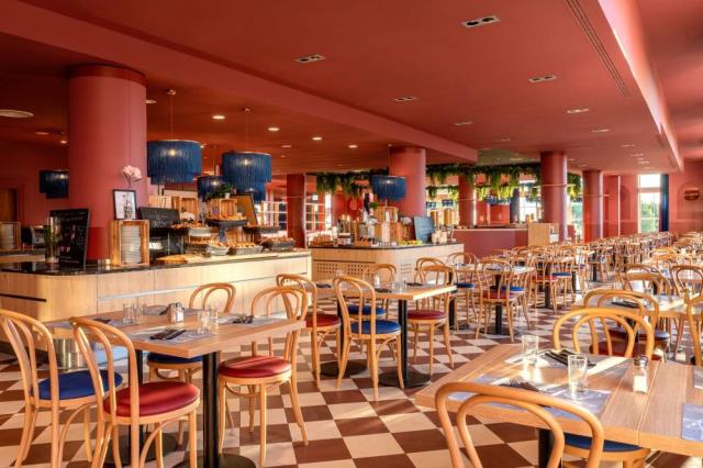 Le restaurant et salle de petits déjeuners du Grand Magic Hotel.