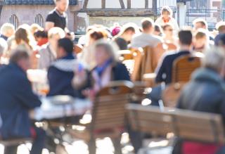 Les restaurateurs sont majoritairement optimistes grâce au rattrapage de 'plaisir' des clients, qui reviennent dans leurs établissements  et y dépensent plus.