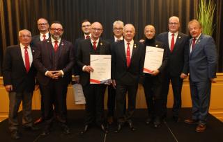 Les nouveaux Maîtres sommeliers mis à l'honneur par le président de l'UDSF et la commission en charge de l'étude des dossiers et le parrain de la promotion.