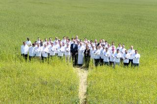 Plus de 60 chefs Collectionneurs français et italiens étaient réunis autour d'Alain Ducasse,...