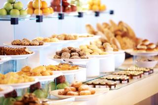La présentation des produits du buffet se fait généralement sur plusieurs niveaux.