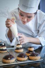 D'après le livre blanc de l'École Ducasse, 64,5 % des personnes en reconversion vers la gastronomie sont des femmes.