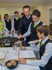 La réforme du lycée professionnel concerne un lycéen sur trois... Ici, des élèves s'initient à la sommellerie, au lycée professionnel Simone Veil, à Angers.