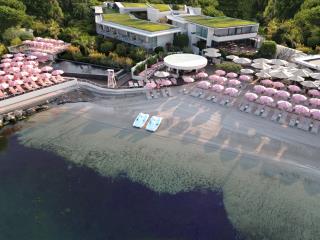 Vue aérienne du Cap d'Antibes Beach Hotel, du groupe Chapitre Six. 