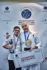 Gregory Gbiorczyk, chef exécutif au Molitor à Paris, avec son commis Thomas Guyon, sont les...