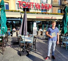 Vadim Novick devant le Tout va bien à Dieppe