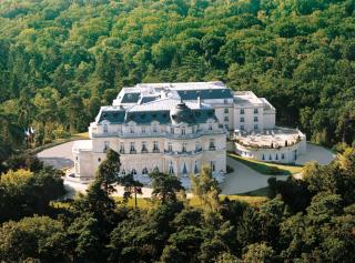 L'Intercontinental Chantilly-Château Mont Royal rouvrira après rénovation en 2024.