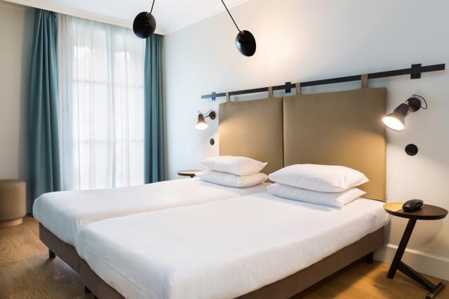 D'une surface de 14 à 35 m2, les 46 chambres de l'hôtel reflètent l'esprit d'une maison bourgeoise cosy et contemporaine