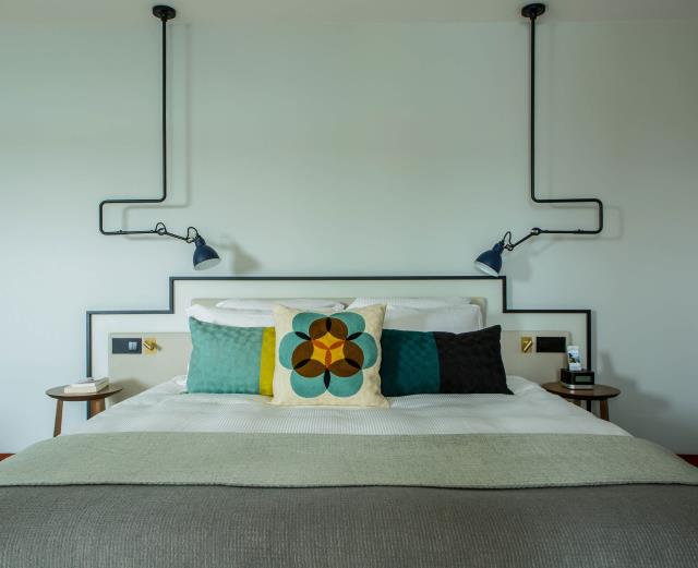 Lignes Art Déco et couleurs douces habillent les chambres