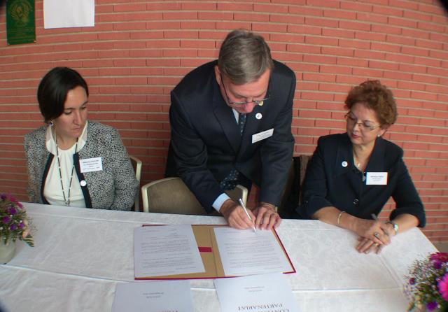 Après avoir officiellement signé le partenariat entre Yves Quissac, Proviseur, Monique Bian et Mélanie Foulon, co-présidentes des GOLP, une plaque a été posée à l'entrée de l'hôtel restaurant d'Occitanie, et la journée s'est terminée par un cocktail dînat