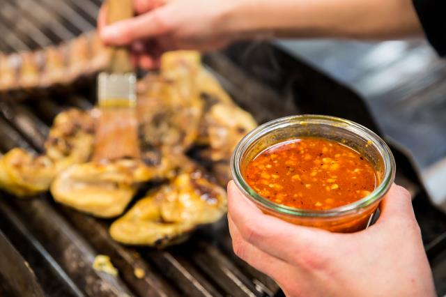 La marinade et la sauce sont essentielles à la réussite de cette spécialité originaire du sud du Brésil.