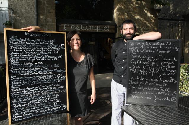 Pour Cécile Baudouin et Paul Chabert, le quotidien de L'Estanquet est rythmé aussi par l'écriture sur les ardoises.