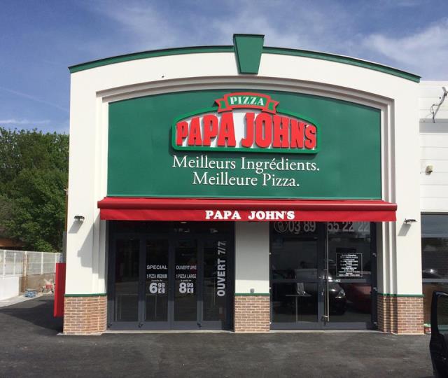 La devanture typique de Papa John's. Certaines pizzas sont à la carte partout dans le monde, d'autres sont adaptées au marché français.