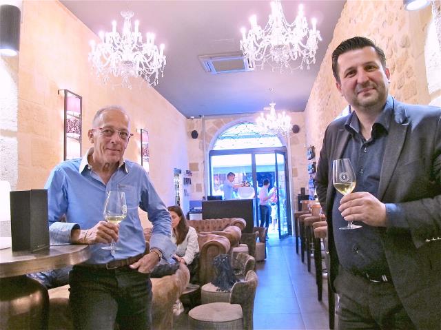 « Sur les deux premiers mois nous avons vendu 600 bouteilles, dont la moitié en coupe » annoncent les deux associés, Jean-Marc Salva (à gauche) et Hervé Mie