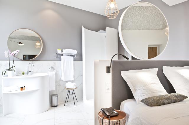 L'agence PH2B a fait fabriquer pour l'hôtel (par Eal C'Design) les têtes de lit, cabines de douche et lavabos en Krion®, un matériau hygiénique et très résistant