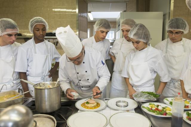 La formation est ouverte à tous, aucun diplôme n'est pré-requis. Les élèves sont encadrés par des professionnels également formateurs.