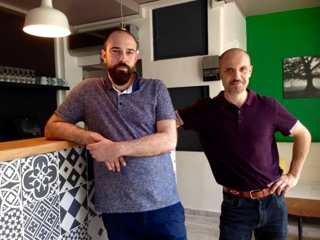 De g. à d., Thomas Ries et Saïd Zerouali ont ouvert à Strasbourg avec Jean-Louis Vaquin un restaurant vegan et sans gluten.