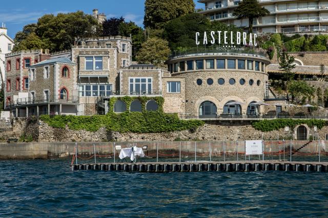 L'hôtel occupe une ancienne villa XIXème devenue, en 1934, une station marine de recherche doublée d'un aquarium