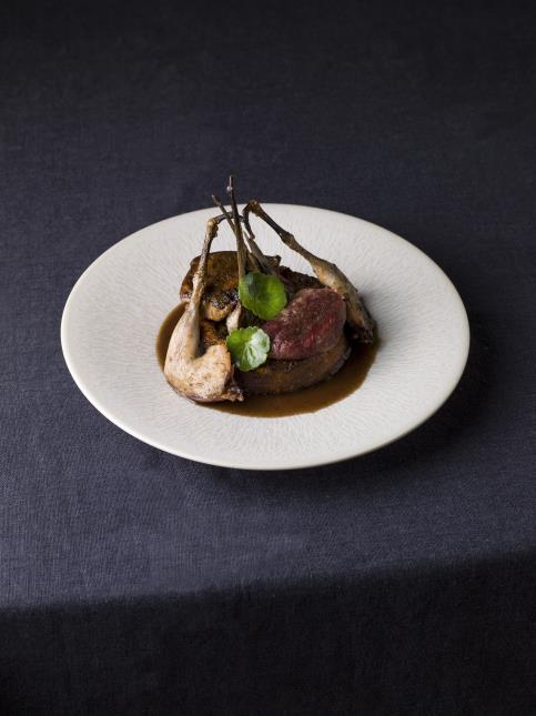 Bécasse rôtie, pain perdu, potée de chou et jus d'entrailles.