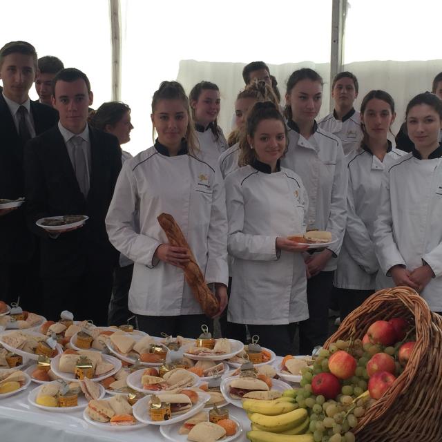 De l'apéritif au dessert en passant bien sûr par les huîtres les étudiants ont assuré un service d'une grande qualité